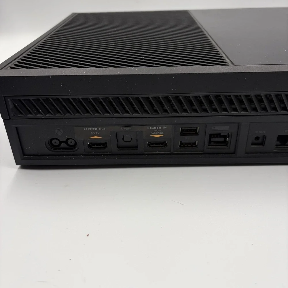 Microsoft Xbox One Model 1540 Console Bundle 500 GB, 2 Controllers,‎ 2 Games